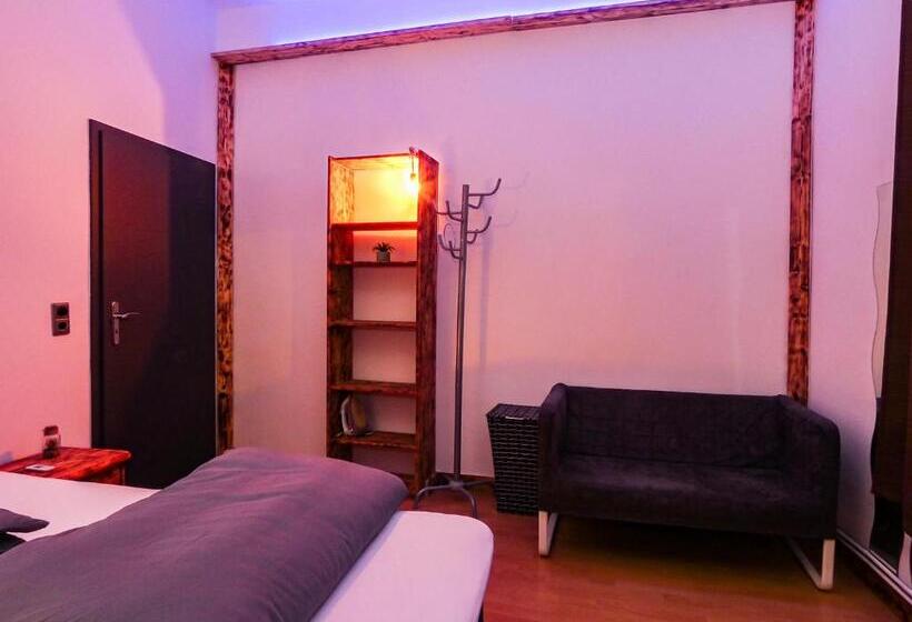 #111   Lux Flat Lennep   Altstadt   Netflix & Amazon Prime   Felswand