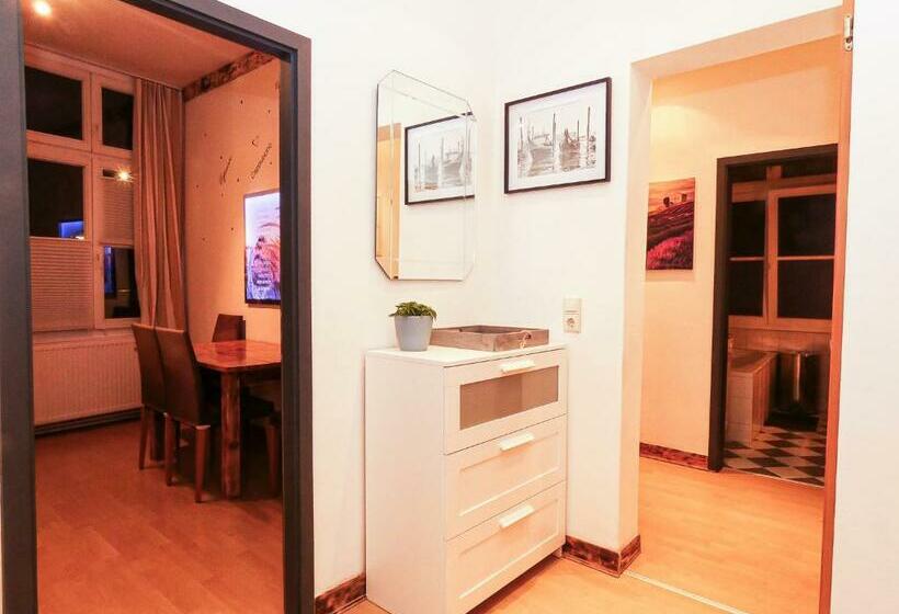 #111   Lux Flat Lennep   Altstadt   Netflix & Amazon Prime   Felswand