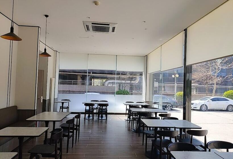 酒店 Hanting  Qingdao May Fourth Square