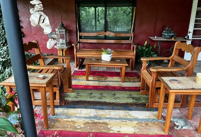 Delightful Patio Retreat With Pool Table In South Kc