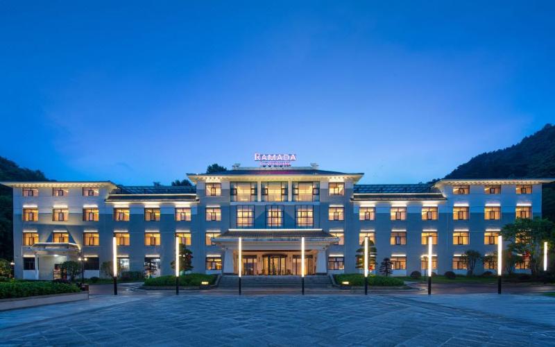 Отель Ramada By Wyndham Xianning Xishan Mountain