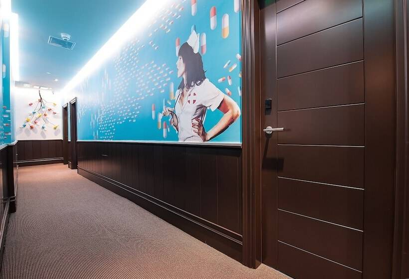 هتل The Exhibitionist