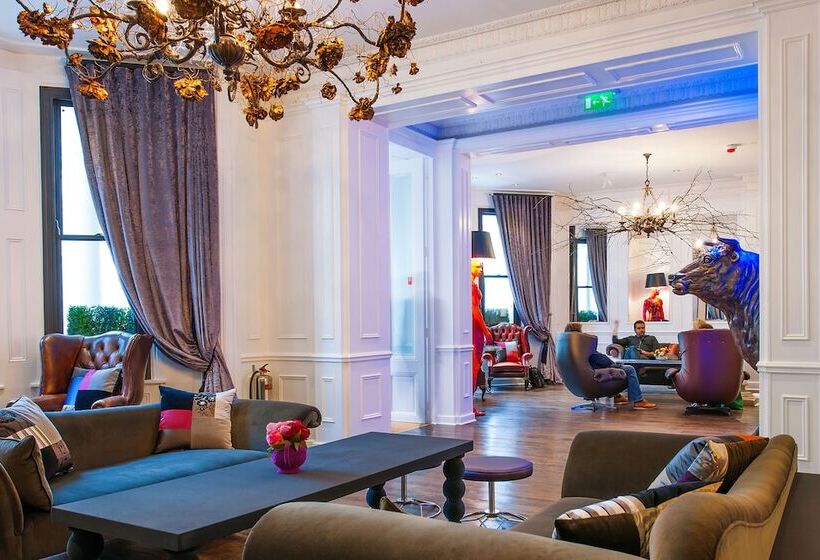 هتل The Exhibitionist