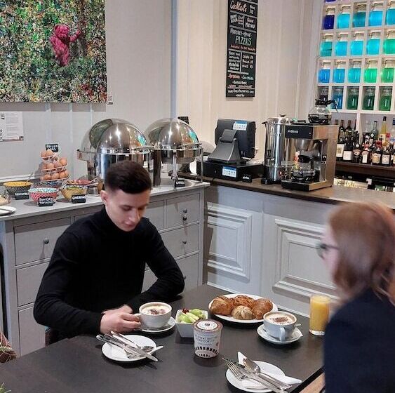 هتل The Exhibitionist