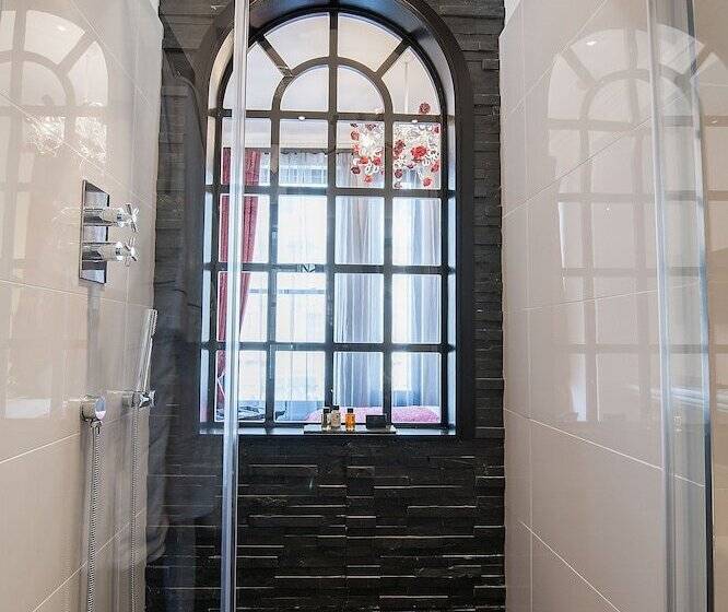 هتل The Exhibitionist