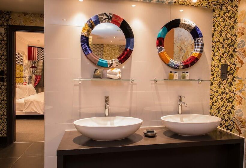 هتل The Exhibitionist