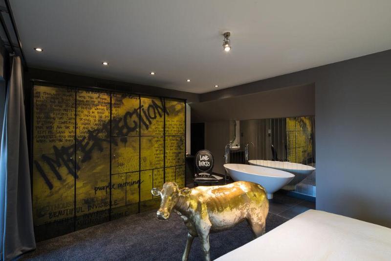 هتل The Exhibitionist