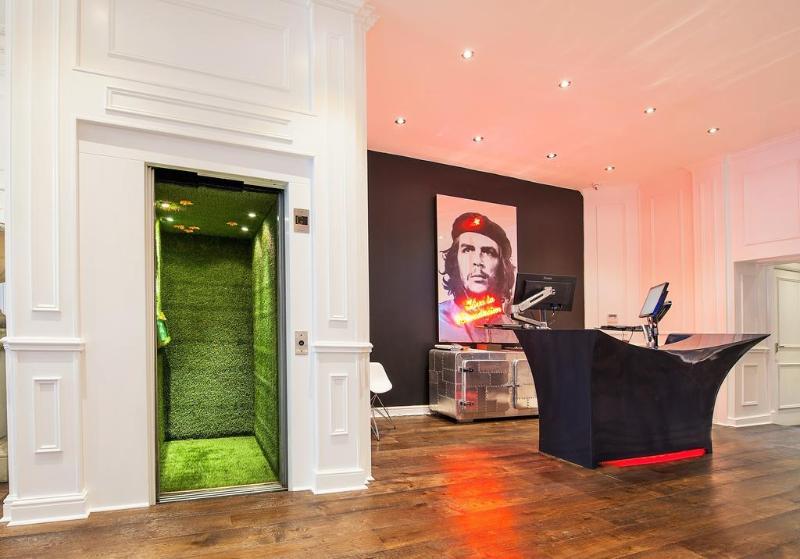 هتل The Exhibitionist