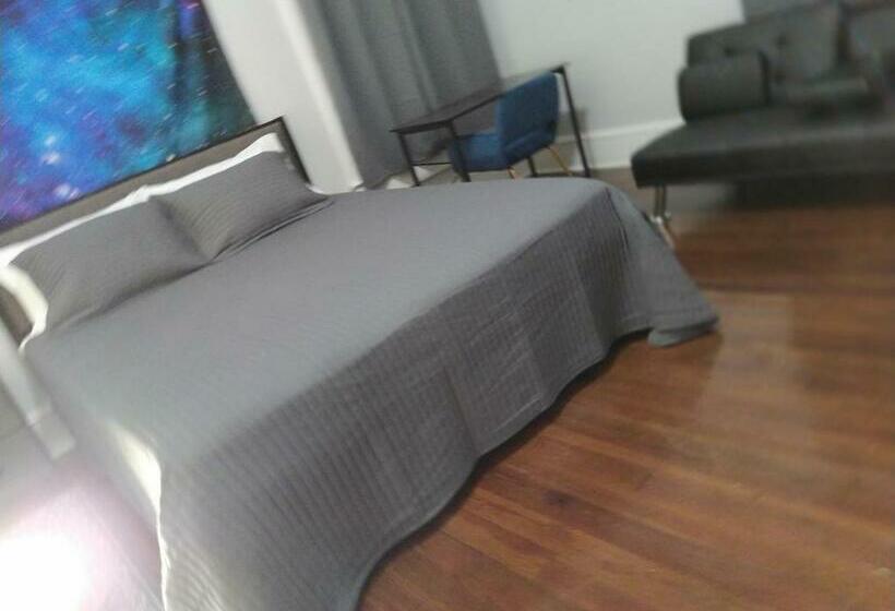 호스텔 One Queen Bed Suite With Full House Amenities Rm 2