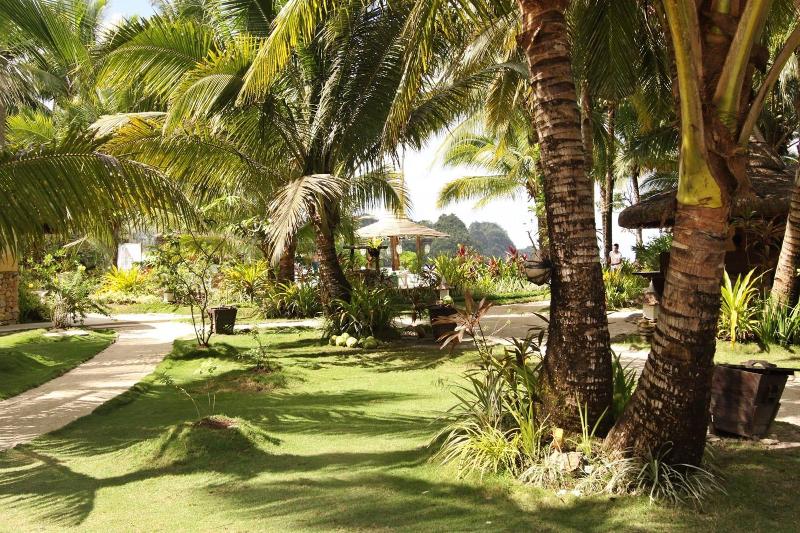 فندق Caluwayan Palm Island Resort