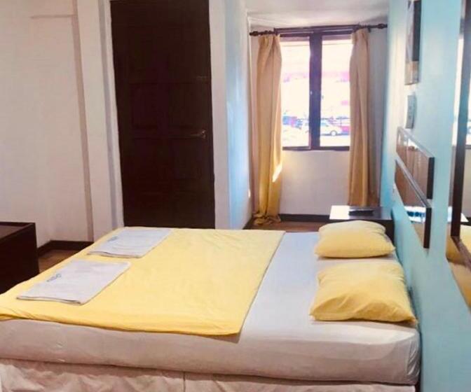 هتل Holiday Dive Inn