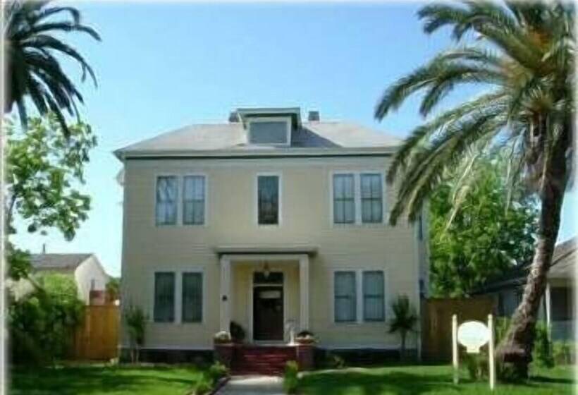 هتل Coastal Dreams Bed & Breakfast