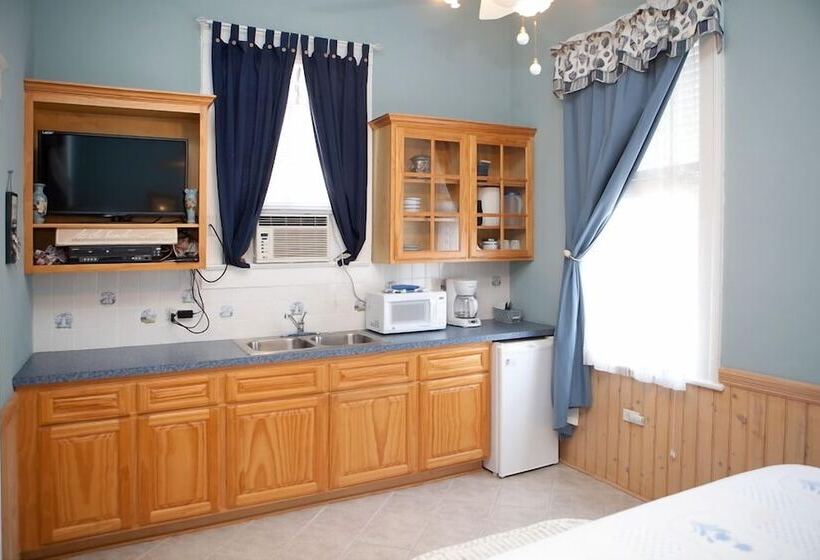 هتل Coastal Dreams Bed & Breakfast