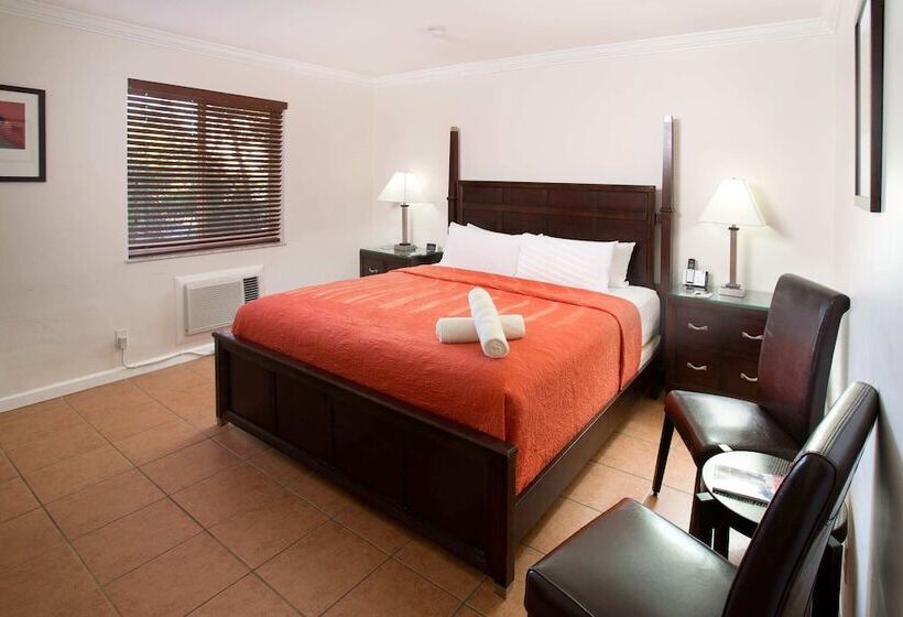 هتل The Grand Resort And Spa & Worthington All Male