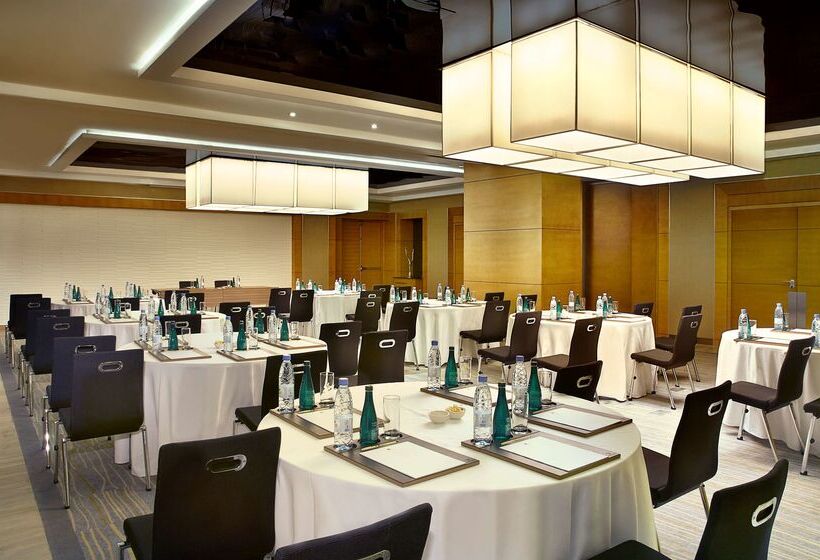 בית מלון כפרי Doubletree By Hilton Riyadh  Al Muroj Business Gate