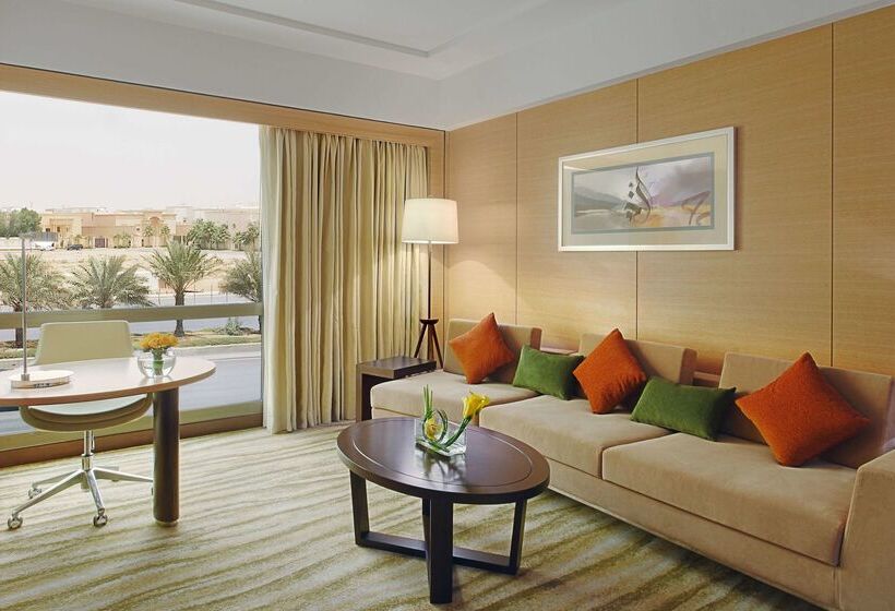 בית מלון כפרי Doubletree By Hilton Riyadh  Al Muroj Business Gate