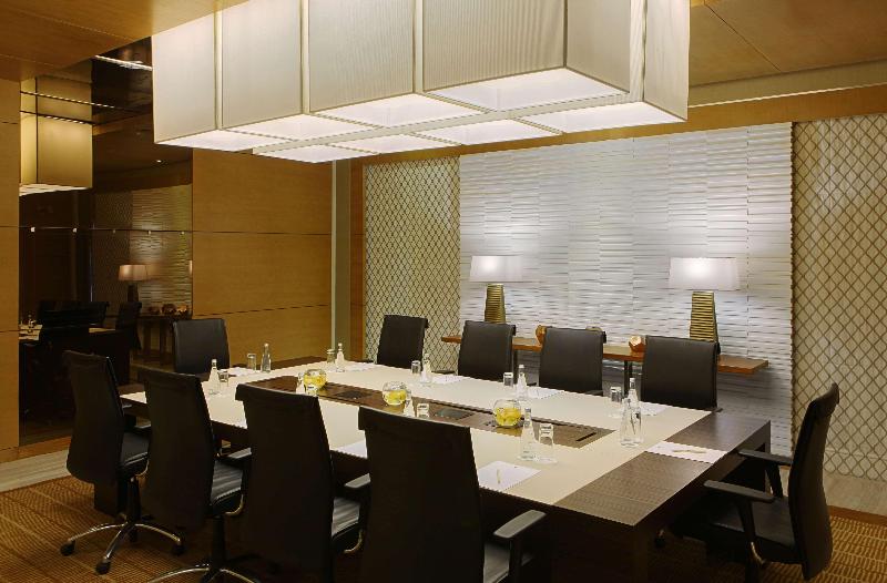 בית מלון כפרי Doubletree By Hilton Riyadh  Al Muroj Business Gate