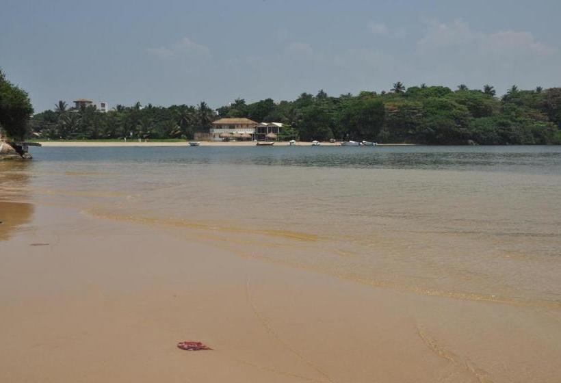 בית מלון כפרי Muthumuni Ayurveda Beach Resort