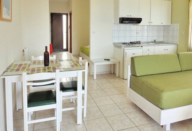Отель Nanakis Beach Apartments