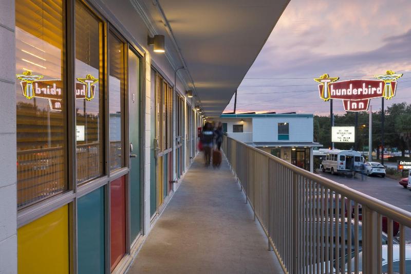 هتل The Thunderbird Inn