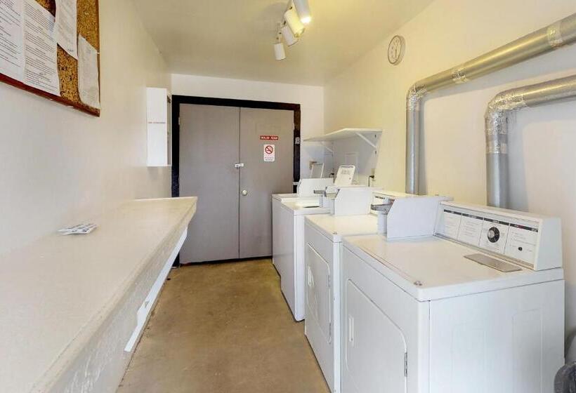 فندق Stover S Outpost