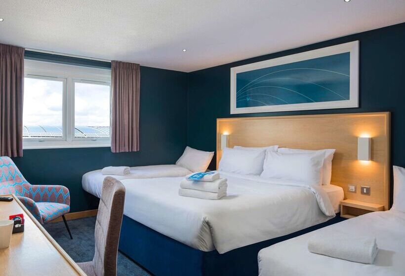 Отель Travelodge Crawley