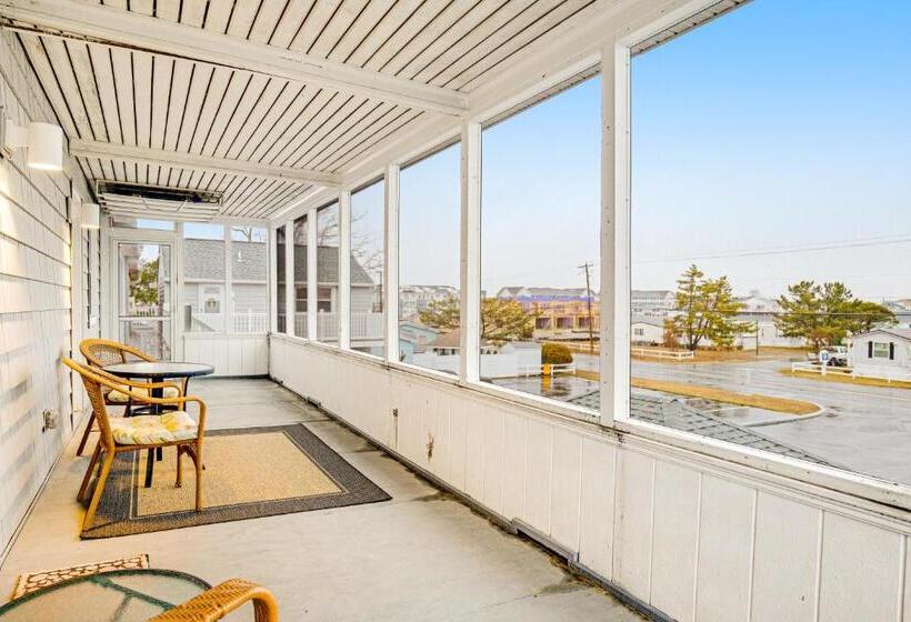 هتل 37534 Lighthouse Rd #202