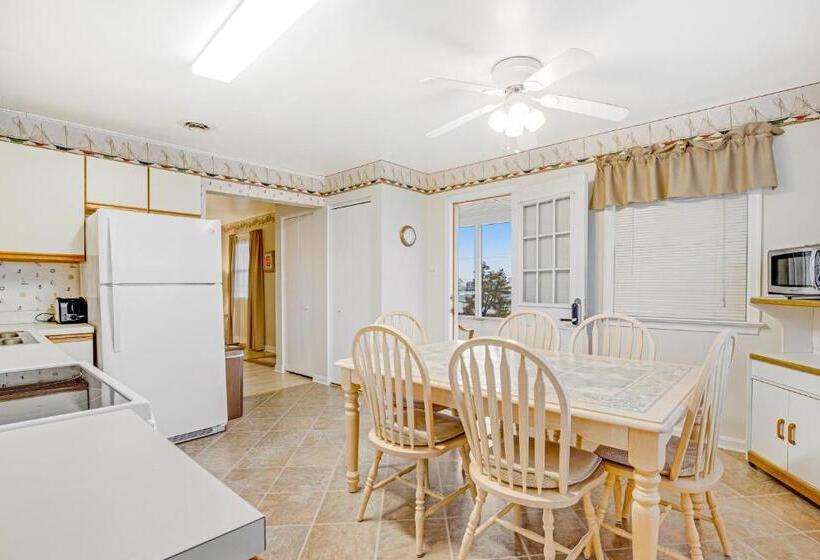 هتل 37534 Lighthouse Rd #202