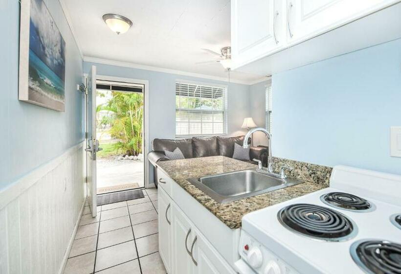 Отель Parrot Beach Cottages Suite #2