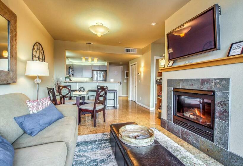 בית מלון כפרי Chelan Resort Suites: Water Sunset