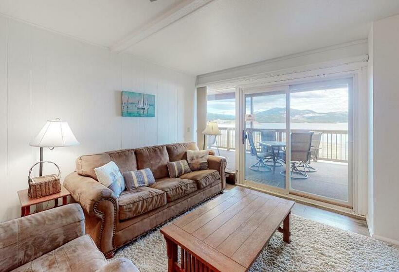 Отель Lakeside Mountain Retreat