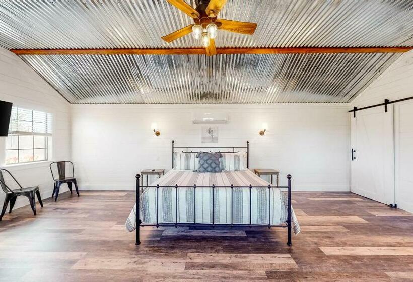 Отель Wine Country Cottage 3