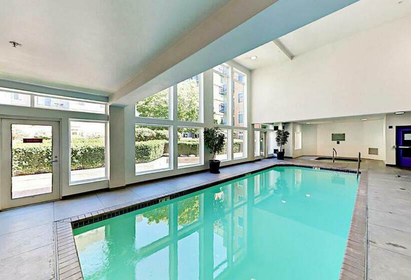 ホテル Belltown Condo Unit 733