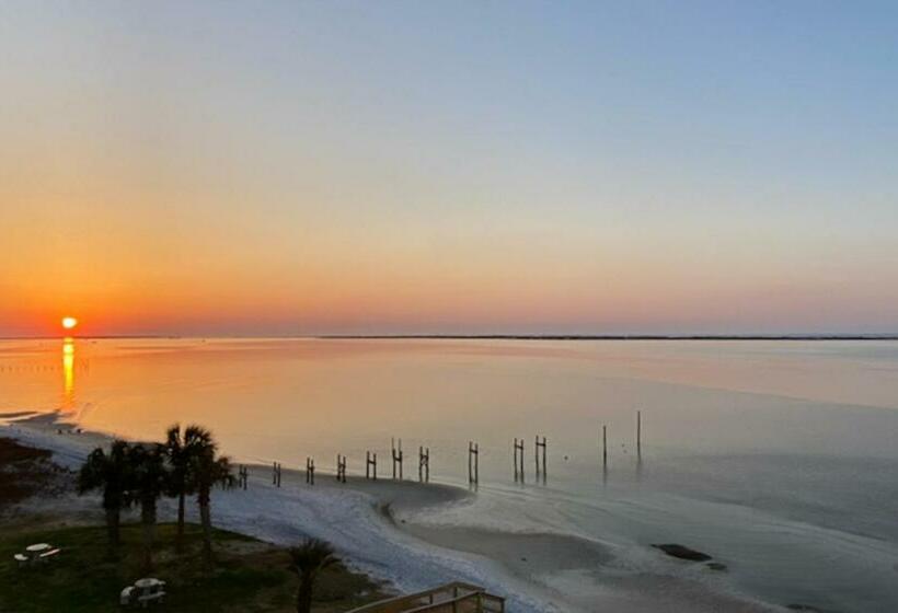 فندق Harbour Pointe 403