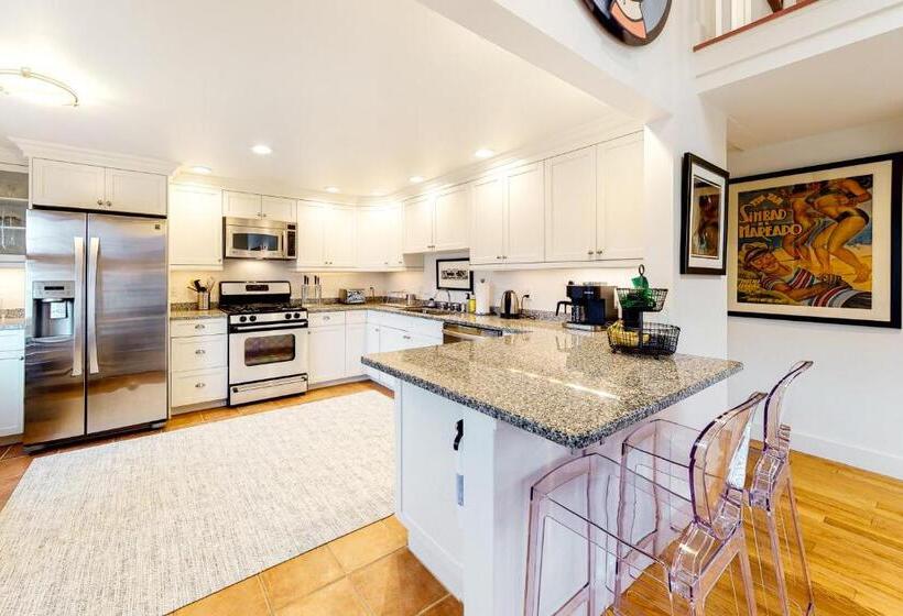 هتل Penthouse On Commercial