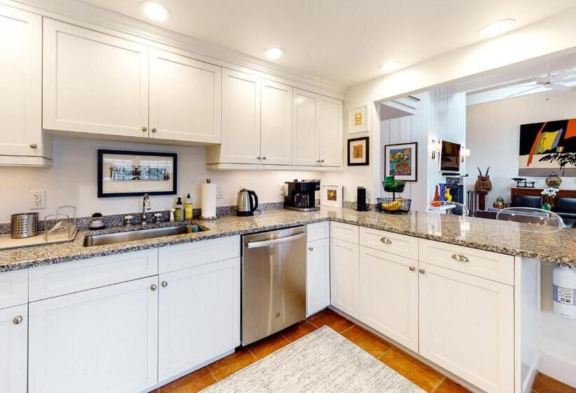 هتل Penthouse On Commercial