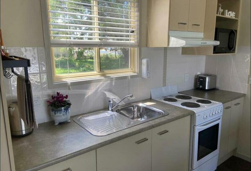 Пансион Alpine Lodge Guyra Guesthouse Short Term Residential Cabin No Steps 1 Block From Shops