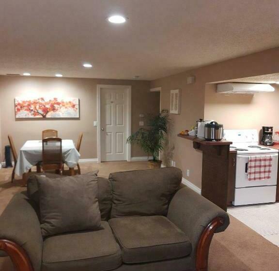 ペンション Cozy Home With Comfortable Beds And Fully Equipped Kitchen 15 Mins Drive From Airport, Downtown, Sai