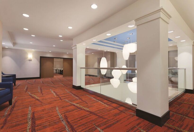 Отель Hilton Garden Inn Falls Church