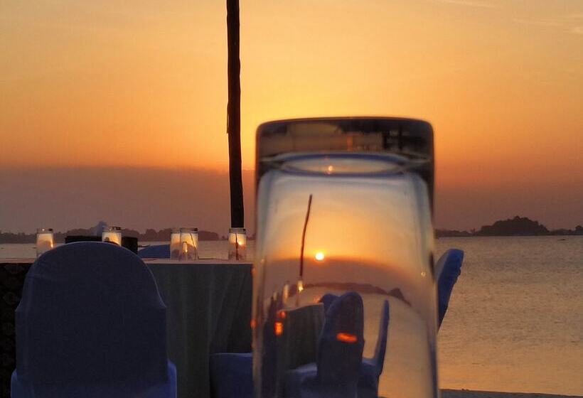 فندق Lorin Beach Resort Belitung