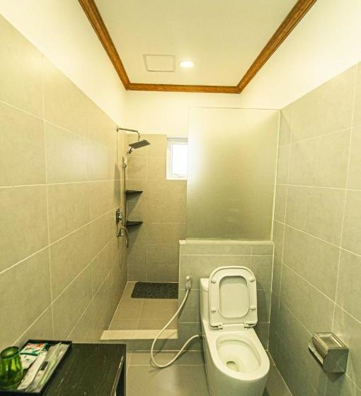 Отель New Paris and Restaurant