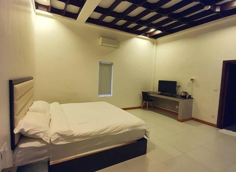 Отель New Paris and Restaurant