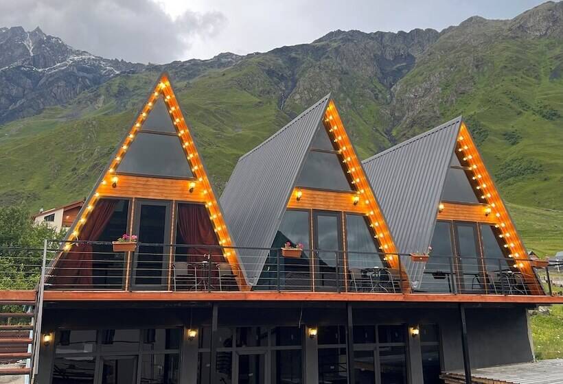 هتل Pyramid Kazbegi