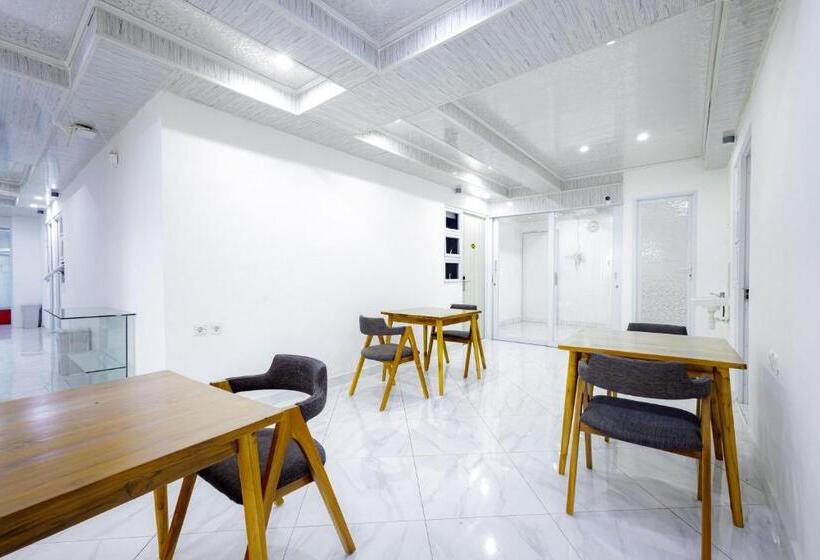 Urbanview Hotel Kota Tua Jakarta