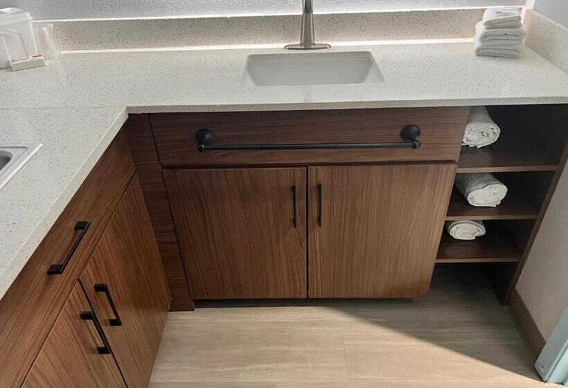 هتل Hometowne Studios By Red Roof Georgetown, Ky