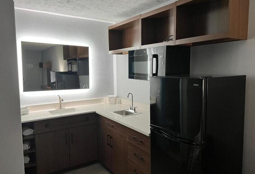 هتل Hometowne Studios By Red Roof Georgetown, Ky