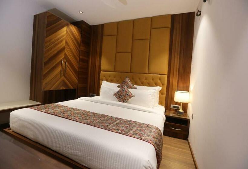 Отель Royal Lalit Grand