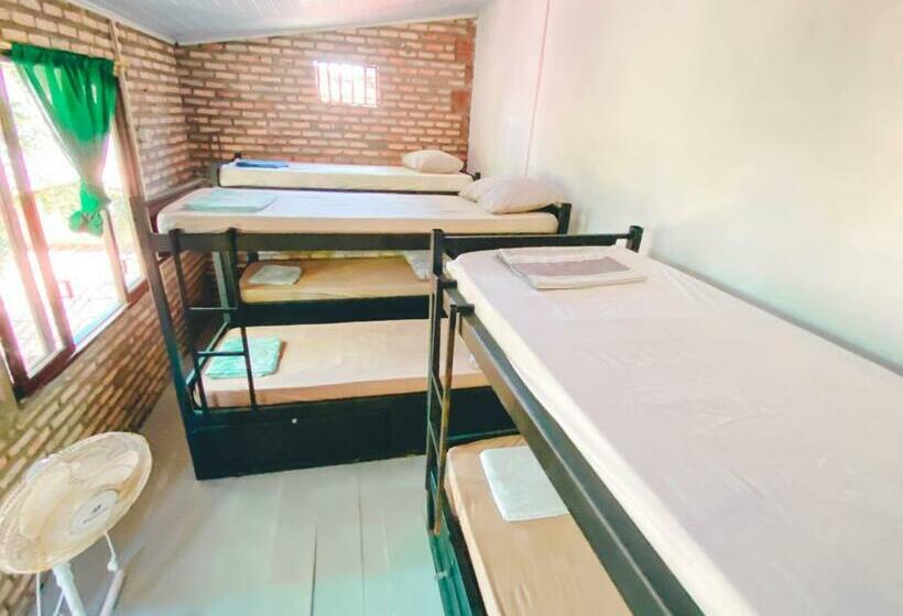 Waves Hostel & Pub