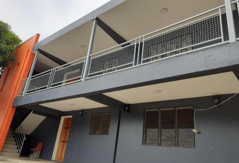 هتل Single Room With Shared Kitchen And Living Room