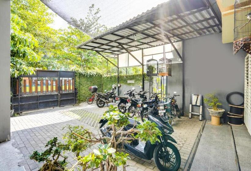 בית מלון כפרי Spot On 91745 Rumah Kost Gresik Syariah